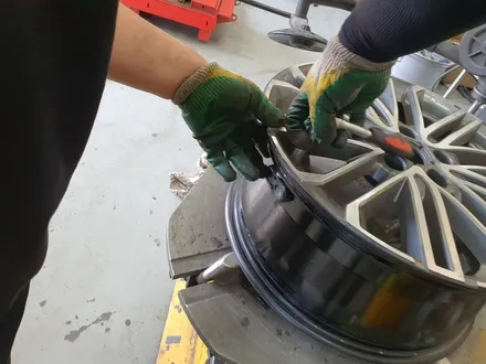화성 안산 수원 휠복원 기아 K3 GT 18인치 블랙유광 휠으로 도색 드렁큰타이어 / 화성시 팔탄면