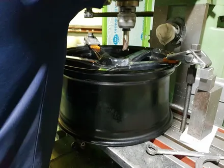 (구리 스마일휠) 말리부 18인치 볼트 뿌러짐으로 인해 용접+허브 가공 입니다 (남양주 휠복원) / 포천시 소흘읍