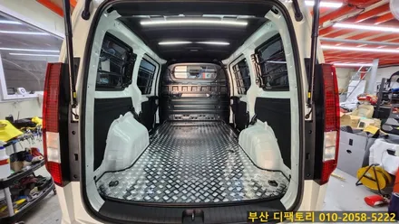 스타리아 3밴 알루미늄바닥 시공, LED 조명 설치, 실내등 LED 교체, AG LED 사이드스텝, A필러 손잡이, 블랙 그릴, 블랙 사이드미러 커버, 샤크안테나 교체, 라운지 테일램프 / 부산 사상구