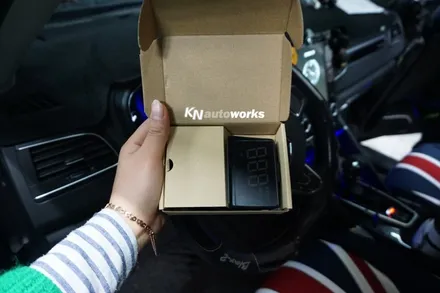 QM6 편리한 오토 윈도우 에볼루션/  HUD 헤드업디스플레이어 A100S 장착으로 편리함 더하기 / 부산 사상구 주례동