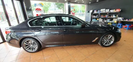 광주썬팅 BMW 520i 솔라가드 새턴 + 신차검수 + 블랙박스 + 보조베터리 장착 닥터나이프 카스킨 스튜디오 / 광주 북구 중흥동