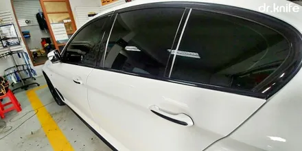 광주부분랩핑 BMW 520d M 퍼포먼스 데칼 + 윈도우 몰딩랩핑 시공 닥터나이프 카스킨 스튜디오 / 광주 북구 중흥동