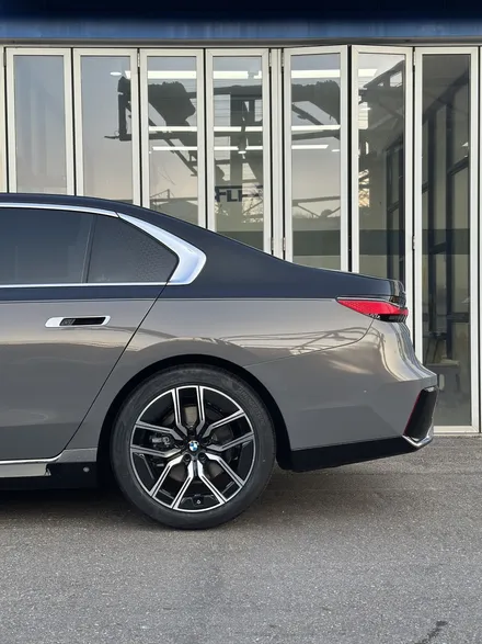 BMW 7시리즈 하단 고광택 투톤 랩핑, 코치라인 시공으로 깔끔한 결과물을! / 고양시 원흥동