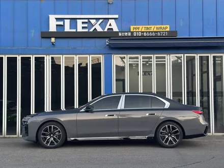 BMW 7시리즈 하단 고광택 투톤 랩핑, 코치라인 시공으로 깔끔한 결과물을! / 고양시 원흥동