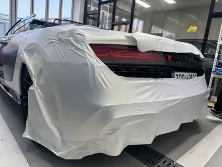 아우디 R8 스파이더 전체 무광 펄화이트 랩핑 시공 +리어디퓨저 포인트 데칼 시공으로 한층 업그레이드된 매력 / 고양시 원흥동