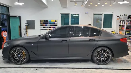 김해랩핑 장유랩핑 BMW G30 5시리즈 520d 전체랩핑 랩핑제거 재시공 무광블랙 / 김해, 부산, 창원