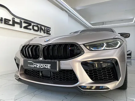 bmw m8 쿠페 전체랩핑 이노즈텍 메탈릭실버 컬러의 세련된 이미지 / 서울 송파구