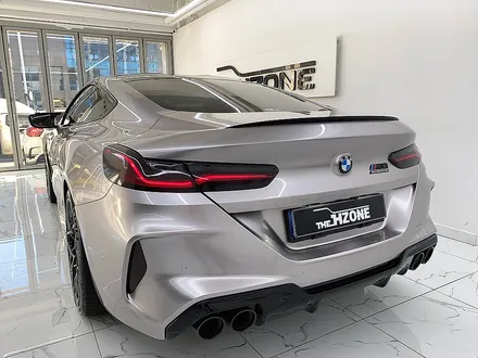 bmw m8 쿠페 전체랩핑 이노즈텍 메탈릭실버 컬러의 세련된 이미지 / 서울 송파구