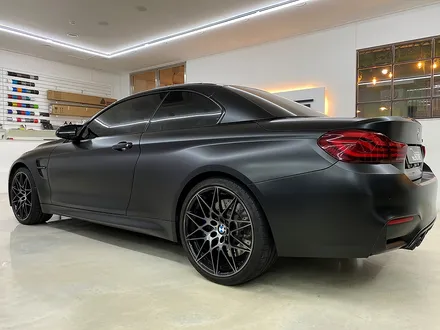 BMW M4 컨버터블 올랩핑 강력한 퍼포먼스를 연출하려면 사틴블랙 전체랩핑! / 서울 송파구