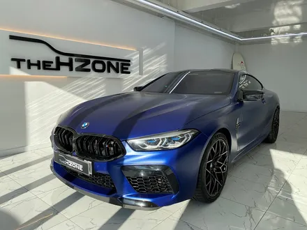 bmw m8 쿠페 전체랩핑 이노즈텍 메탈릭실버 컬러의 세련된 이미지 / 서울 송파구