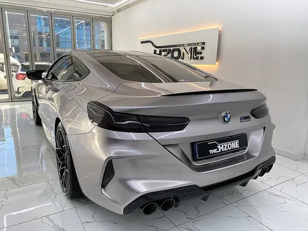 bmw m8 쿠페 전체랩핑 이노즈텍 메탈릭실버 컬러의 세련된 이미지 / 서울 송파구