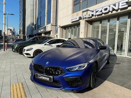 bmw m8 쿠페 전체랩핑 이노즈텍 메탈릭실버 컬러의 세련된 이미지 / 서울 송파구