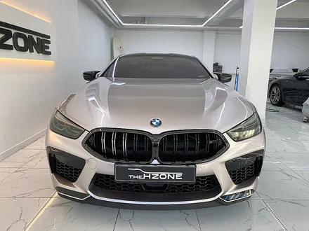bmw m8 쿠페 전체랩핑 이노즈텍 메탈릭실버 컬러의 세련된 이미지 / 서울 송파구