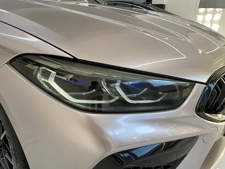 bmw m8 쿠페 전체랩핑 이노즈텍 메탈릭실버 컬러의 세련된 이미지 / 서울 송파구