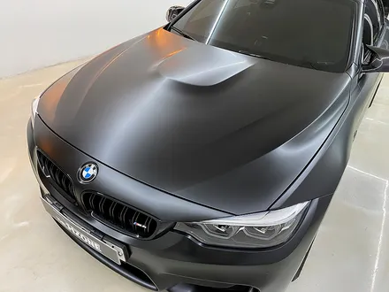 BMW M4 컨버터블 올랩핑 강력한 퍼포먼스를 연출하려면 사틴블랙 전체랩핑! / 서울 송파구
