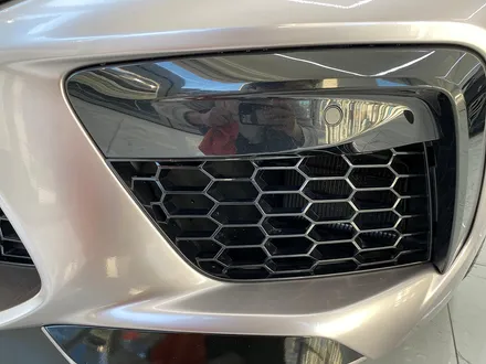 bmw m8 쿠페 전체랩핑 이노즈텍 메탈릭실버 컬러의 세련된 이미지 / 서울 송파구