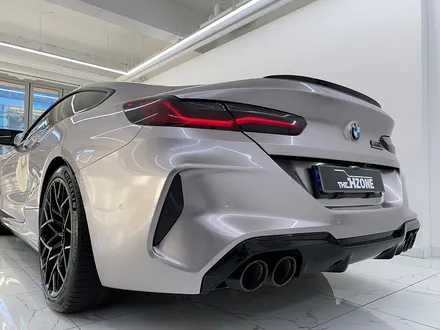 bmw m8 쿠페 전체랩핑 이노즈텍 메탈릭실버 컬러의 세련된 이미지 / 서울 송파구