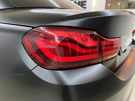 BMW M4 컨버터블 올랩핑 강력한 퍼포먼스를 연출하려면 사틴블랙 전체랩핑! / 서울 송파구