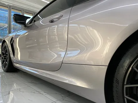 bmw m8 쿠페 전체랩핑 이노즈텍 메탈릭실버 컬러의 세련된 이미지 / 서울 송파구