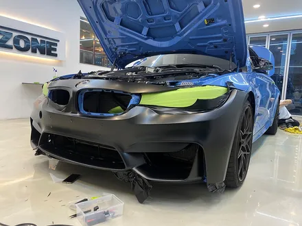BMW M4 컨버터블 올랩핑 강력한 퍼포먼스를 연출하려면 사틴블랙 전체랩핑! / 서울 송파구