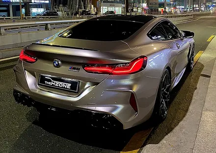 bmw m8 쿠페 전체랩핑 이노즈텍 메탈릭실버 컬러의 세련된 이미지 / 서울 송파구