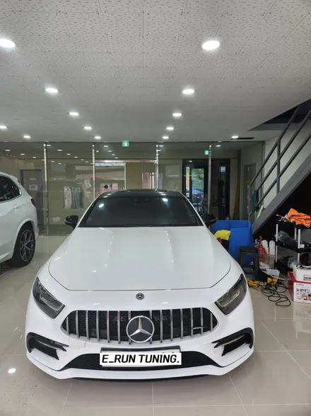 벤츠 C257 CLS 차량 앞범퍼 리얼카본랩핑과 크롬딜리트 작업 / 창원시 성산구