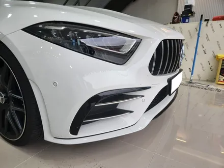 벤츠 C257 CLS 차량 앞범퍼 리얼카본랩핑과 크롬딜리트 작업 / 창원시 성산구