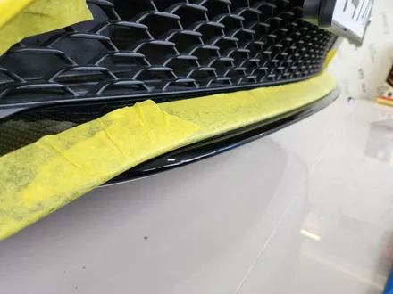 벤츠 C257 CLS 차량 앞범퍼 리얼카본랩핑과 크롬딜리트 작업 / 창원시 성산구