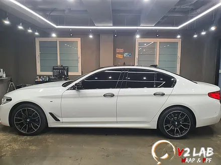 부산 랩핑 BMW 5시리즈 크롬 죽이기와 루프스킨 / 부산시 강서구