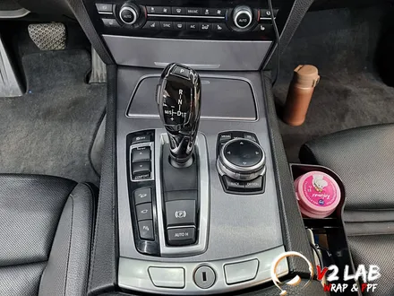 실내 랩핑으로 칙칙한 실내에서 모던하게 변신한 BMW 740 / 부산시 강서구