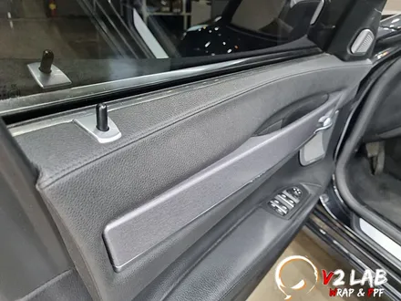 실내 랩핑으로 칙칙한 실내에서 모던하게 변신한 BMW 740 / 부산시 강서구