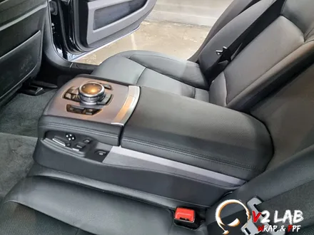 실내 랩핑으로 칙칙한 실내에서 모던하게 변신한 BMW 740 / 부산시 강서구