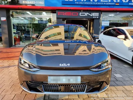 [인천썬팅] 기아 전기자동차 EV6 - 루마 버텍스 300 썬팅, 아이나비 블랙박스 Z5000PLUS, 보조배터리 아이볼트미니 BAB-55, 코일매트, 도어컵 PPF 작업.