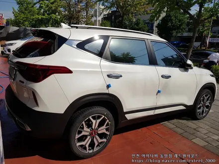 기아자동차 소형 SUV 신차 셀토스, 아이나비 반사필름으로 멋내다!