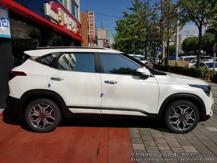 기아자동차 소형 SUV 신차 셀토스, 아이나비 반사필름으로 멋내다!