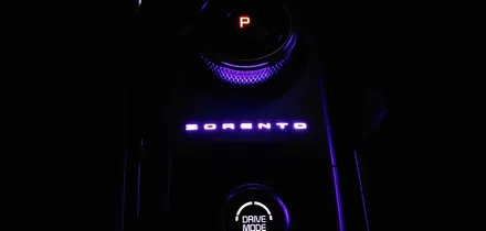 부산 MQ4쏘렌토 SORENTO 레터링과 함께 순정같은 엠비언트 시공 / 부산 진구, 김해