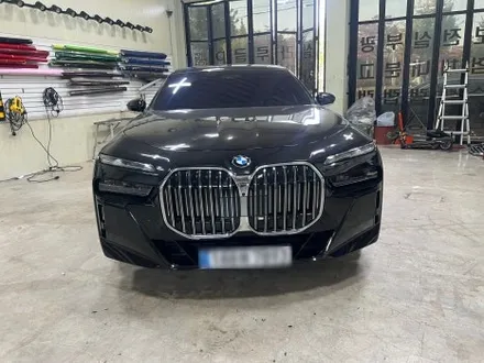 럭셔리의 새 기준, BMW 740i 유광화이트 전체랩핑 / 인천 서구