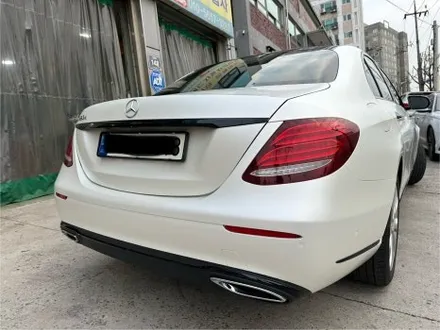 실버에서 사틴화이트펄로. 감각적으로 변신한 E클래스 전체랩핑 / 인천 서구