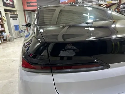 BMW 7시리즈 투톤랩핑: 순정 화이트 × 유광 블랙의 정석 + 크롬딜리트 / 인천 서구