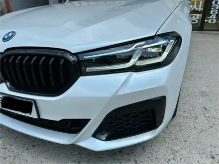 BMW 5시리즈 에이버리 화이트펄 전체랩핑 – 순정보다 세련된 진주펄 / 인천 서구