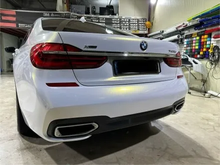 BMW 740Li 전체랩핑: 고광택 화이트 골드 스파클로 완성한 플래그십의 새로운 분위기 / 인천 서구