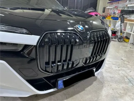 BMW 7시리즈 투톤랩핑: 순정 화이트 × 유광 블랙의 정석 + 크롬딜리트 / 인천 서구