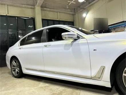 BMW 740Li 전체랩핑: 고광택 화이트 골드 스파클로 완성한 플래그십의 새로운 분위기 / 인천 서구