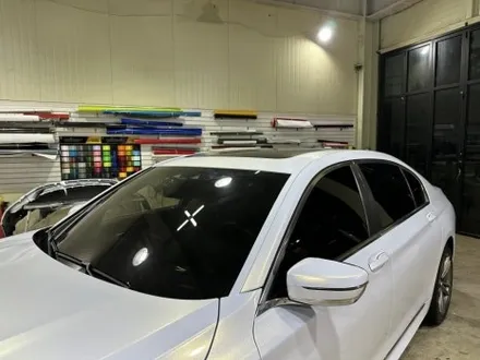BMW 740Li 전체랩핑: 고광택 화이트 골드 스파클로 완성한 플래그십의 새로운 분위기 / 인천 서구