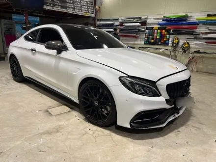도회적인 매력으로 재탄생한 벤츠 C63 AMG 전체랩핑 / 인천 서구