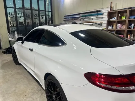 도회적인 매력으로 재탄생한 벤츠 C63 AMG 전체랩핑 / 인천 서구