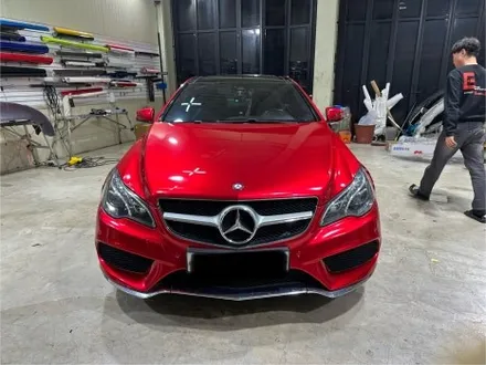 벤츠 E200 쿠페, 유광 메탈릭 캔디레드 랩핑으로 레드카펫 위 주인공처럼! / 인천 서구