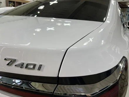 럭셔리의 새 기준, BMW 740i 유광화이트 전체랩핑 / 인천 서구