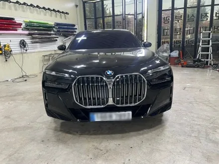 럭셔리의 새 기준, BMW 740i 유광화이트 전체랩핑 / 인천 서구