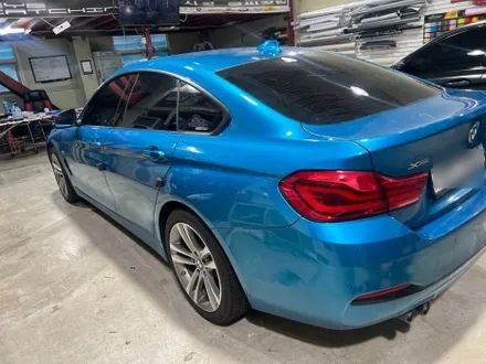 강렬한 블루에서 부드러운 그레이로, BMW 420d 랩핑 사례 / 인천 서구
